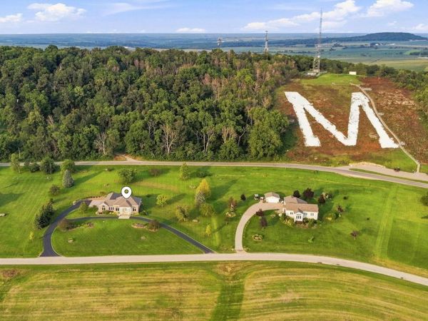 18860 Pleasant View Lane, Platteville, WI 53818