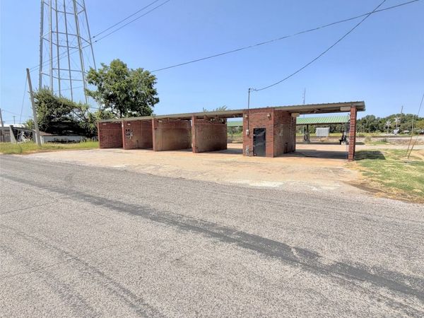 302 S Washita Avenue , Wynnewood, OK 73098