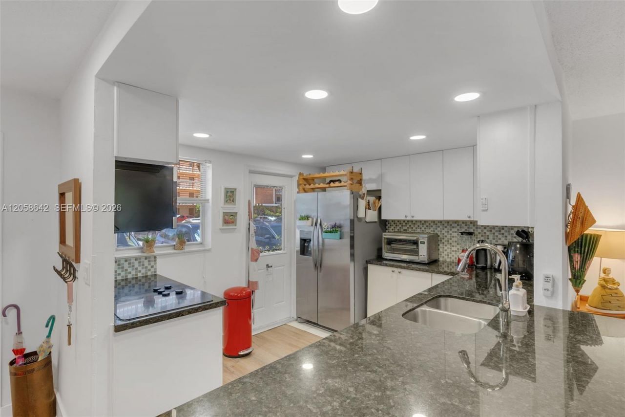 233 NE 14th Ave , Unit 108, Hallandale Beach, FL 33009 Photo
