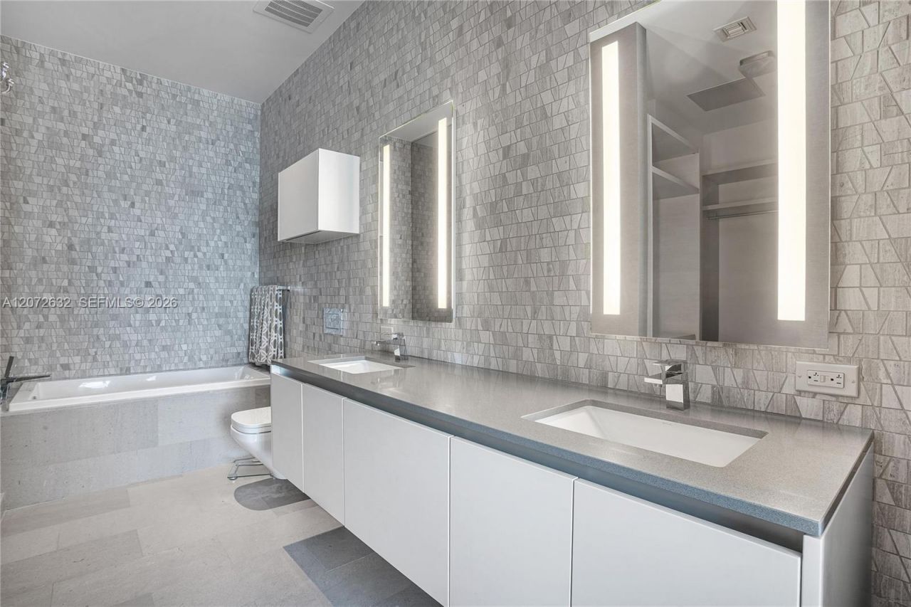 88 SW 7th St, Unit 4006, Miami, FL 33130 Photo