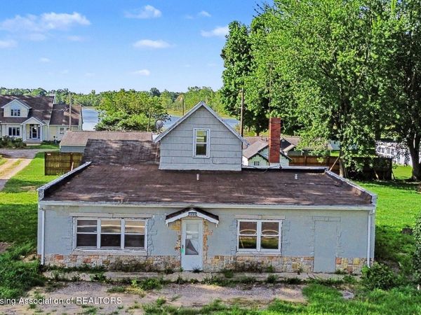 5884 E Round Lake Road, Laingsburg, MI 48848
