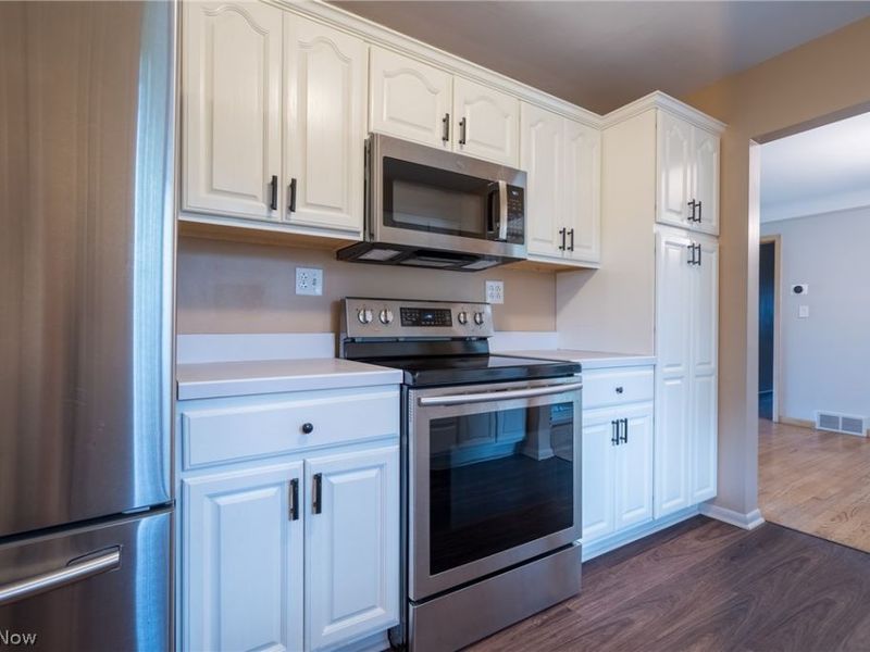 320 Justo Lane, Seven Hills, OH 44131 Photo 10