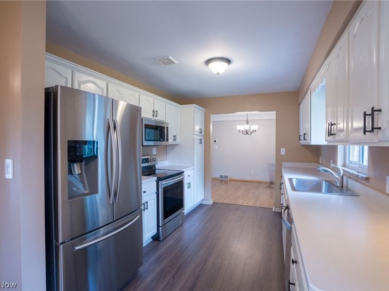 320 Justo Lane, Seven Hills, OH 44131 Photo 8