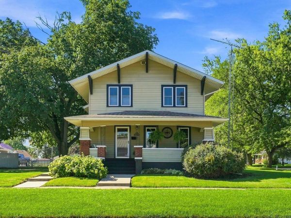 105 E Pleasant Valley Street, Sigourney, IA 52591
