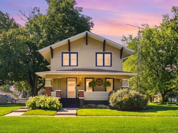 105 E Pleasant Valley Street, Sigourney, IA 52591