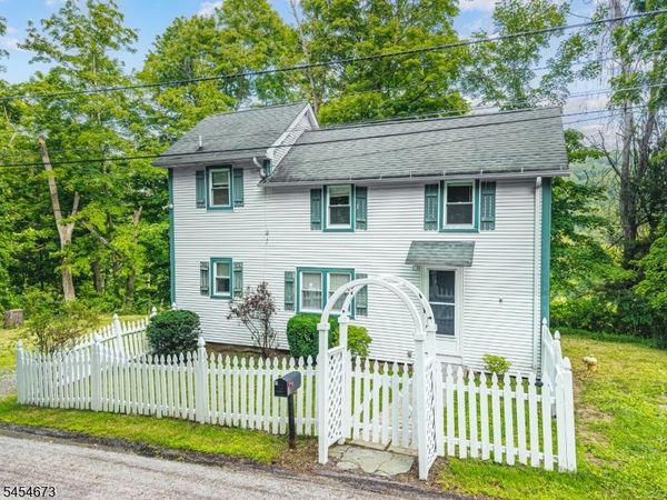 15 Laceytown Rd, Hardyston, NJ 07416