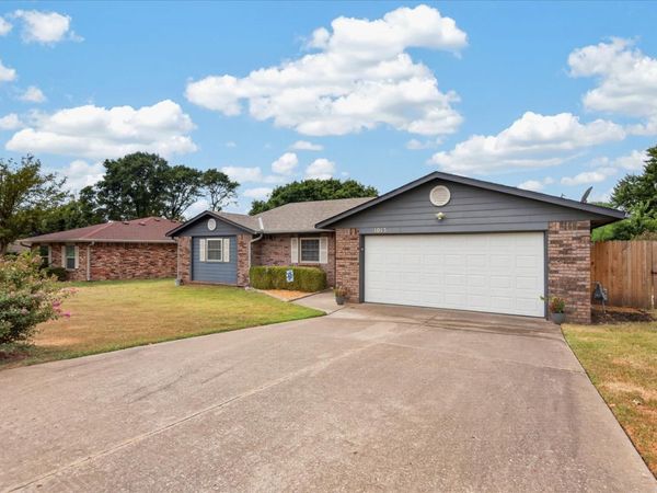 1013 King Drive , Bartlesville, OK 74006