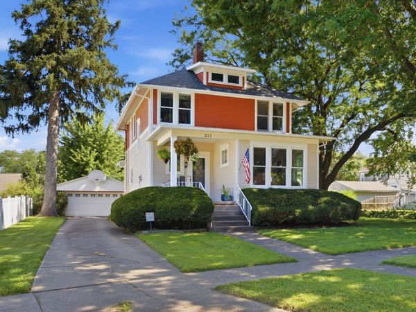221 MARY PL, Muscatine, IA 52761
