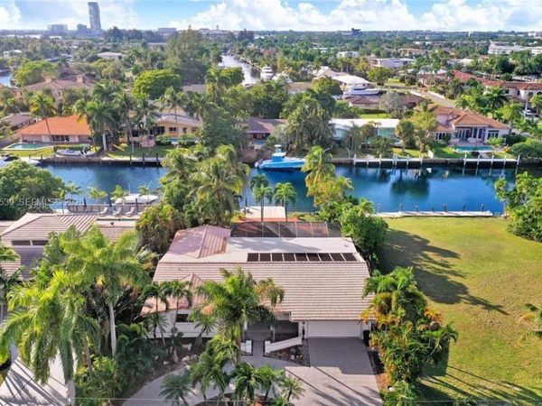612 Hibiscus Dr , Hallandale Beach, FL 33009