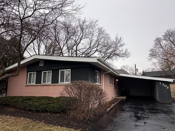 1702 W Oakton Street , Arlington Heights, IL 60004