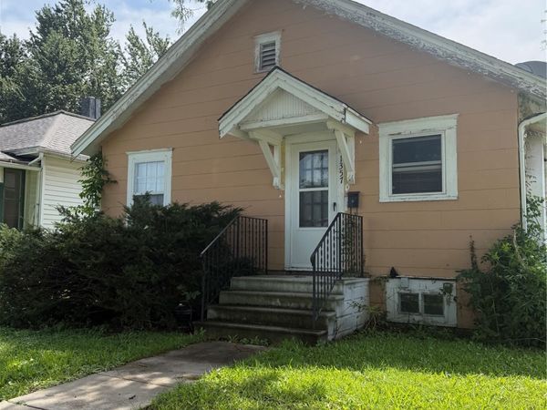 1357 Hinkley Avenue NW, Cedar Rapids, IA 52405