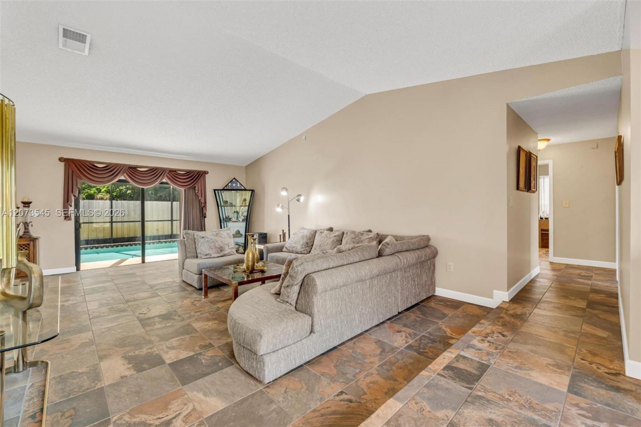 6302 NW 201st Ter , Hialeah, FL 33015 Photo