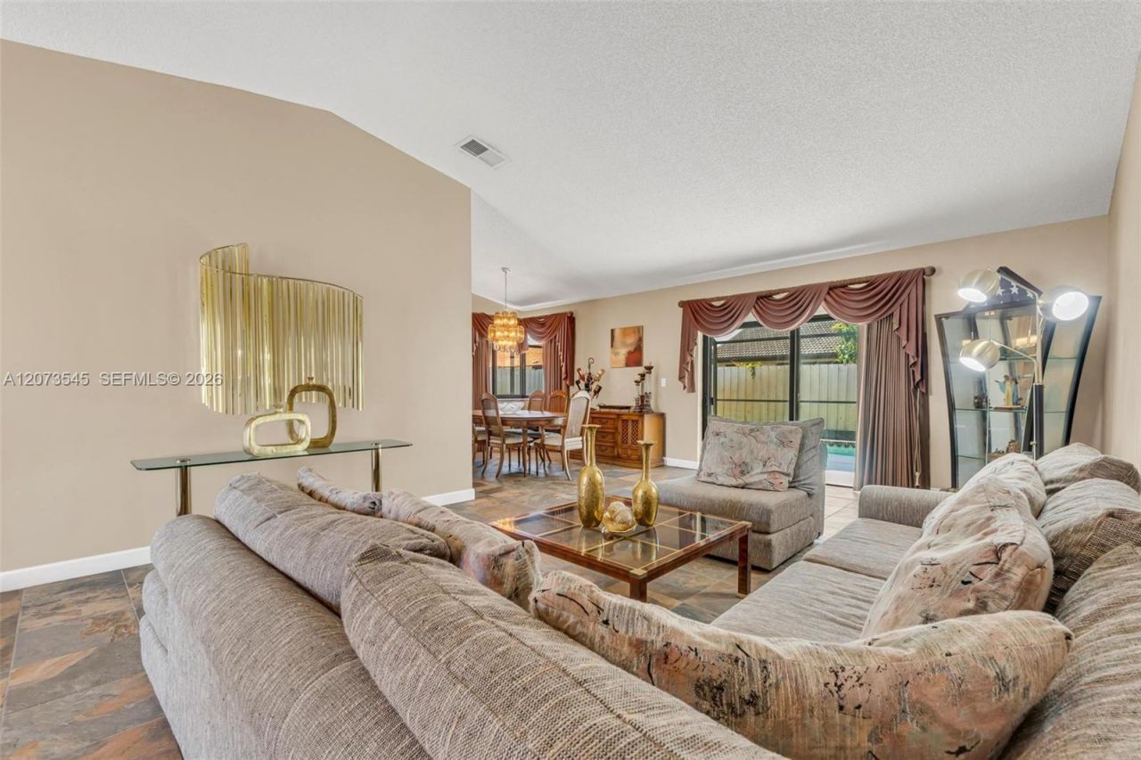 6302 NW 201st Ter , Hialeah, FL 33015 Photo