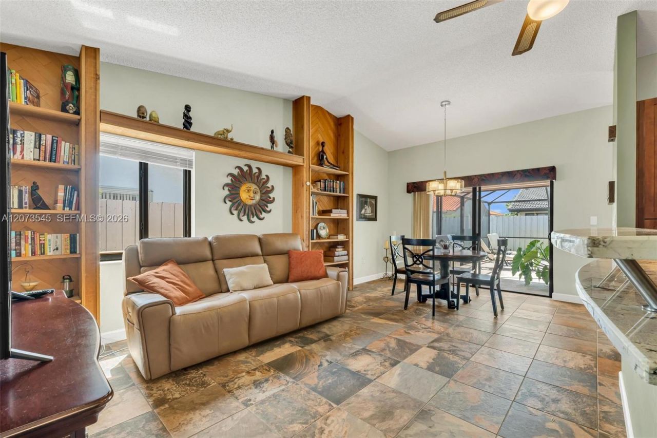 6302 NW 201st Ter , Hialeah, FL 33015 Photo