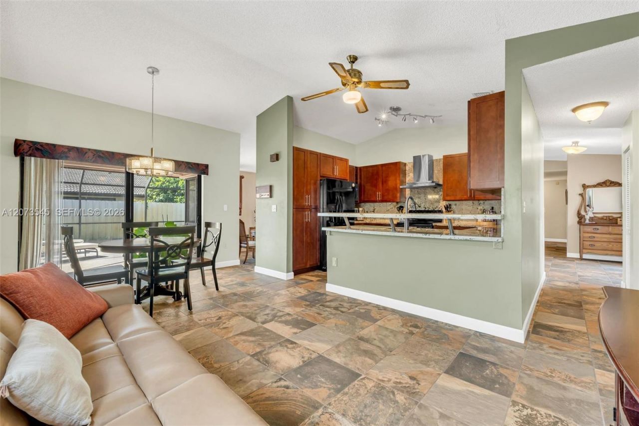 6302 NW 201st Ter , Hialeah, FL 33015 Photo