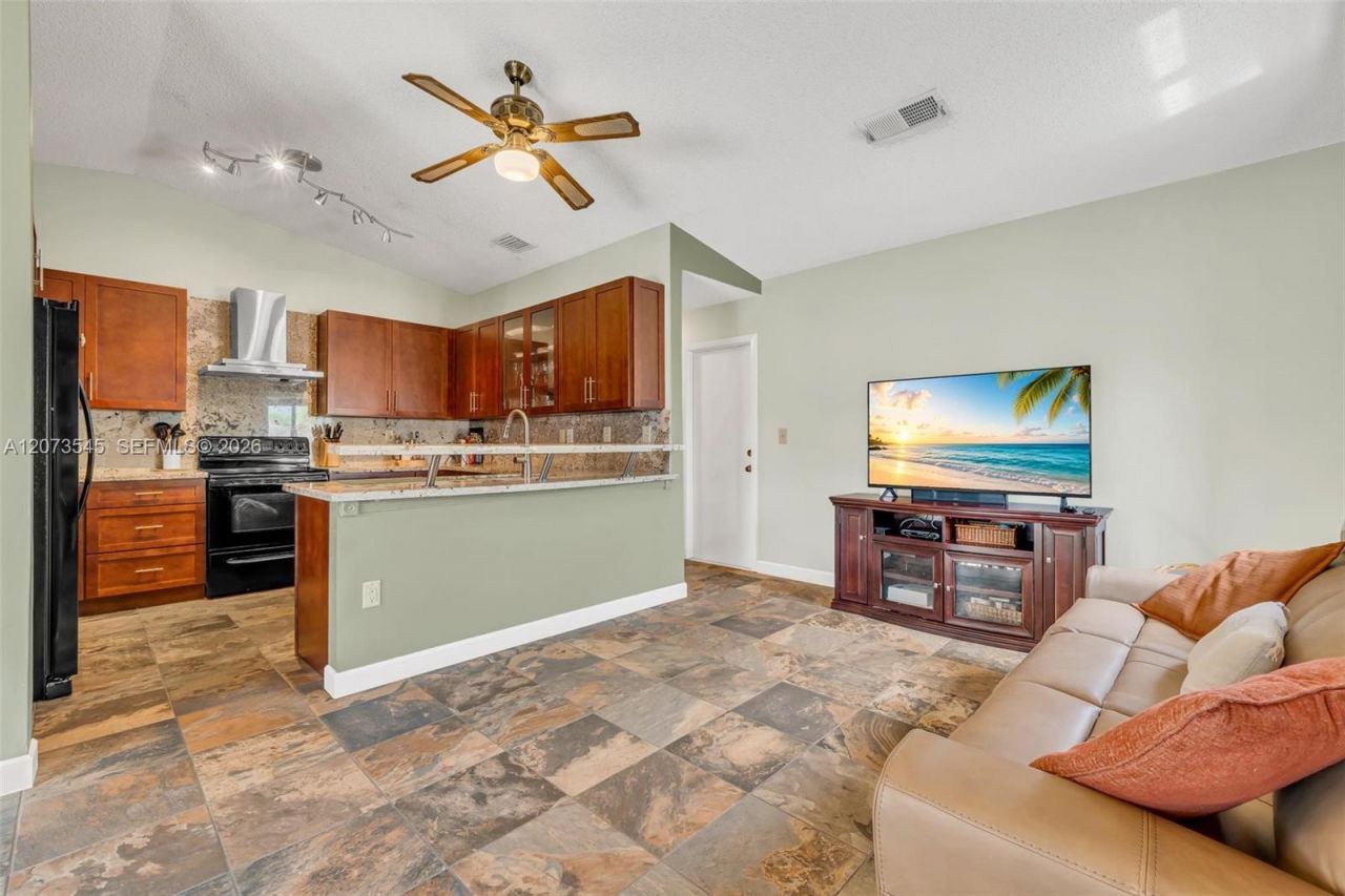 6302 NW 201st Ter , Hialeah, FL 33015 Photo