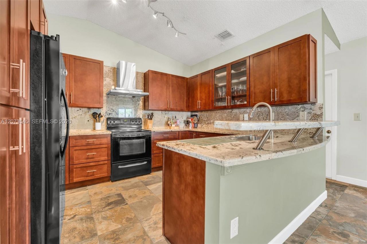 6302 NW 201st Ter , Hialeah, FL 33015 Photo