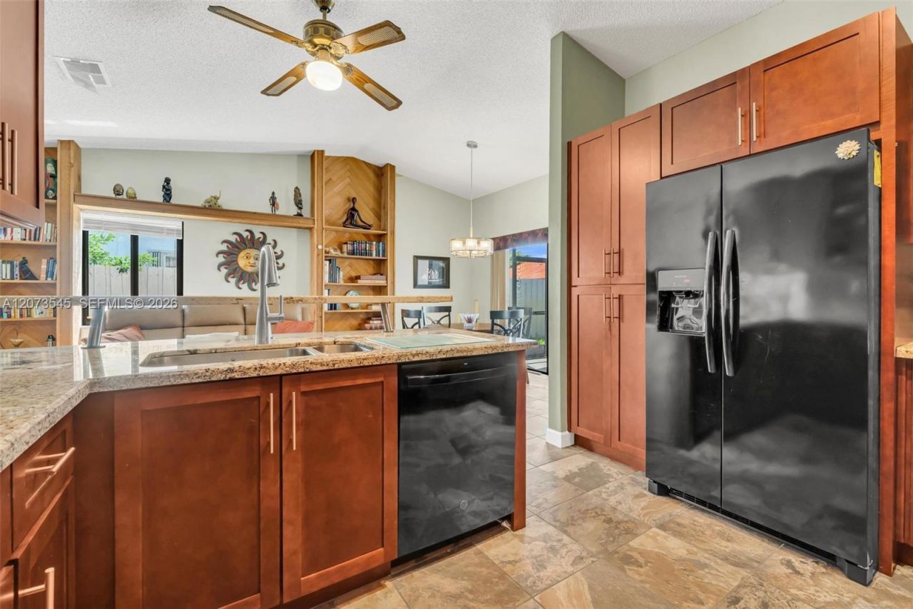 6302 NW 201st Ter , Hialeah, FL 33015 Photo
