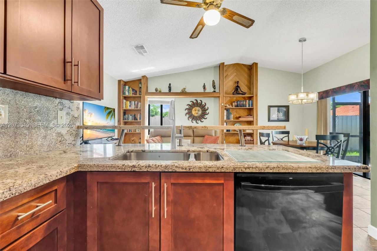 6302 NW 201st Ter , Hialeah, FL 33015 Photo