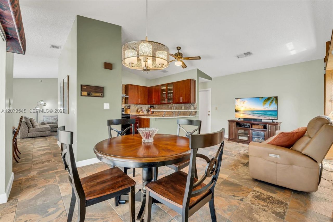 6302 NW 201st Ter , Hialeah, FL 33015 Photo