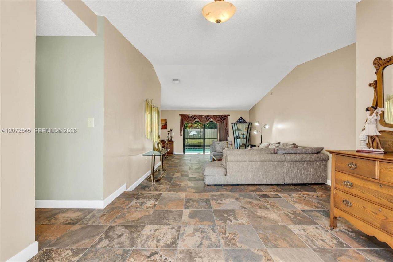 6302 NW 201st Ter , Hialeah, FL 33015 Photo