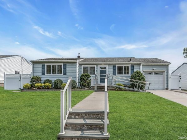 8 Gerhard Road , Plainview, NY 11803