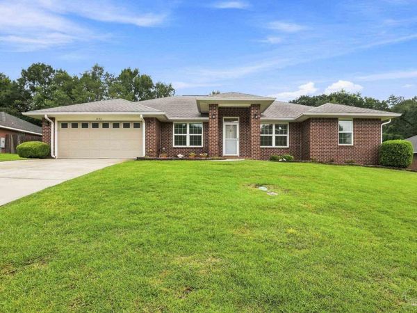 1542 Pelican Pt Dr, Cantonment, FL 32533