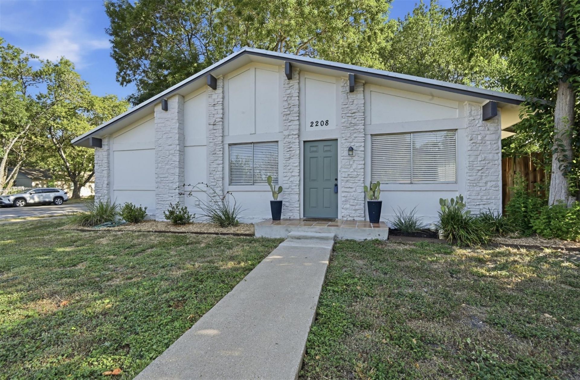 2208 Deadwood Dr, Austin, TX 78744 Main Photo