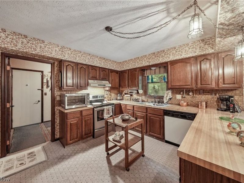 4188 Idlebrook Drive , Akron, OH 44333 Photo 8