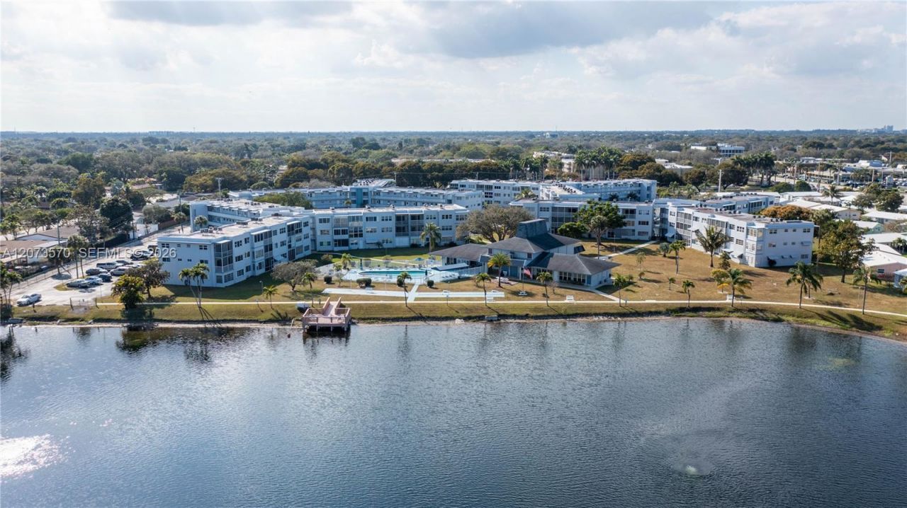2300 Park Ln , Unit 203, Hollywood, FL 33021 Photo