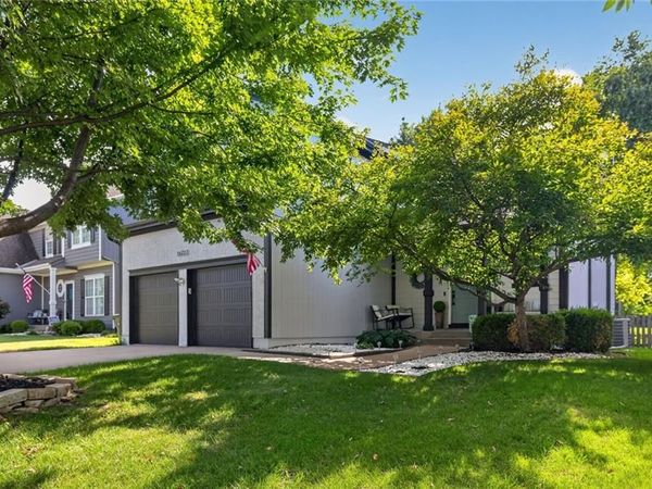 16122 S Stagecoach Drive, Olathe, KS 66062