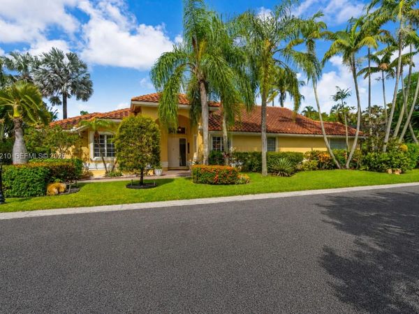 1090 SW 156th Ave , Pembroke Pines, FL 33027