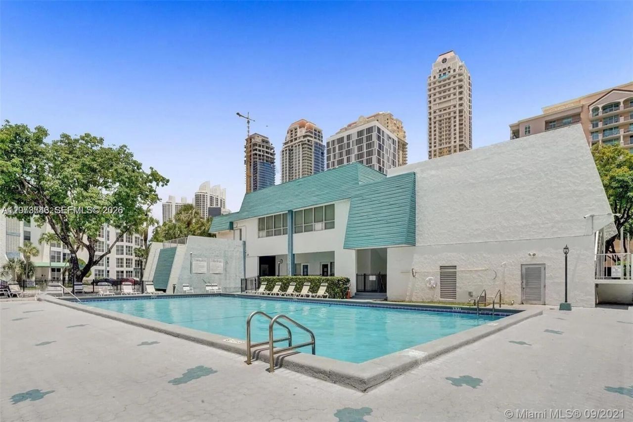 17560 Atlantic Blvd , Unit 405, Sunny Isles Beach, FL 33160 Photo