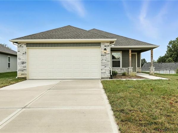 441 Valley View Drive, Tonganoxie, KS 66086