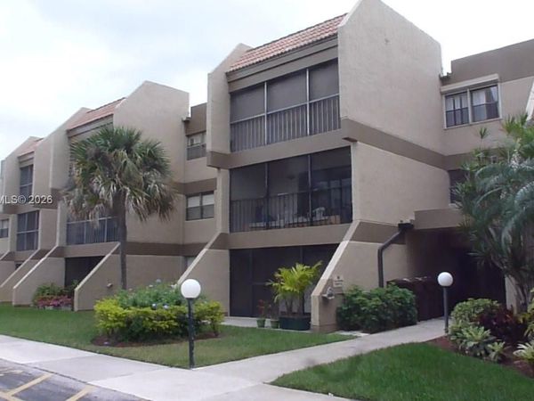 240 Lakeview Dr, Unit 109, Weston, FL 33326