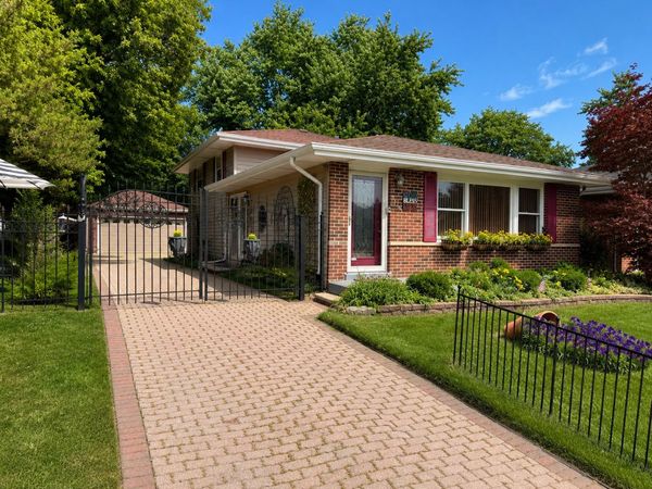 2176 N Westmoreland Drive , Palatine, IL 60074