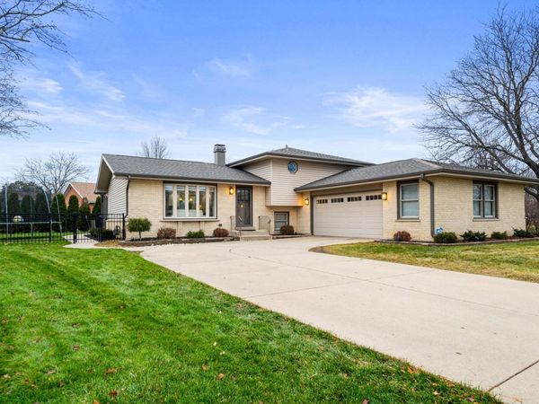 1060 Judy Drive , Elk Grove Village, IL 60007