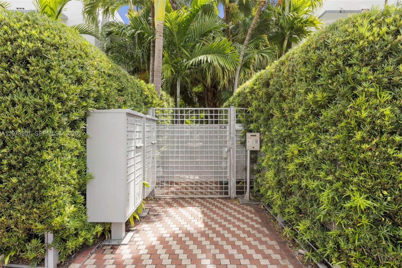 3915 N Meridian Ave , Unit 201, Miami Beach, FL 33140 Photo
