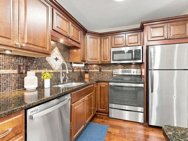 970 Pontiac Lane, Chanhassen, MN 55317