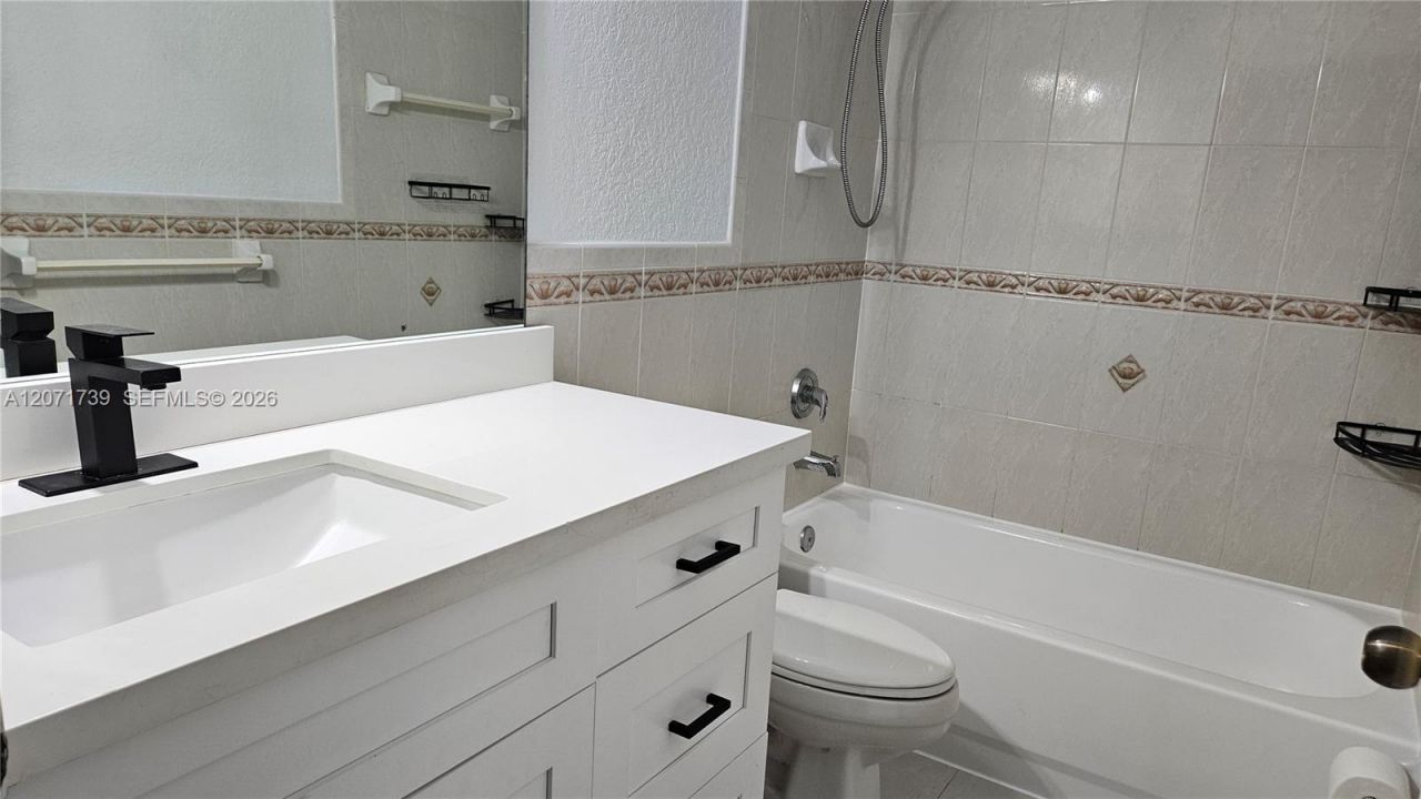 6758 NW 182nd St , Unit 101, Hialeah, FL 33015 Photo