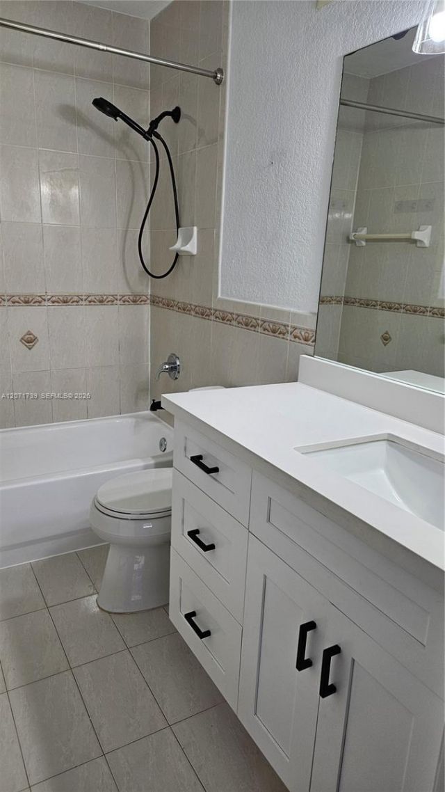 6758 NW 182nd St , Unit 101, Hialeah, FL 33015 Photo