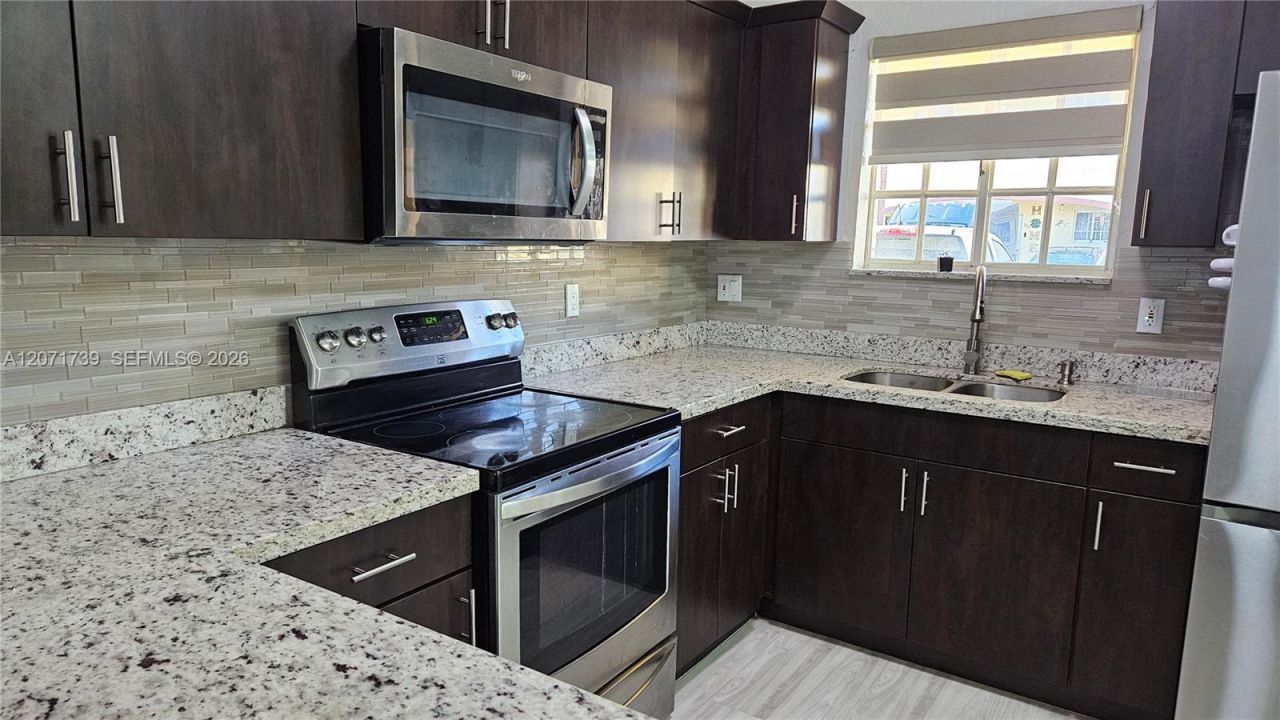 6758 NW 182nd St , Unit 101, Hialeah, FL 33015 Photo