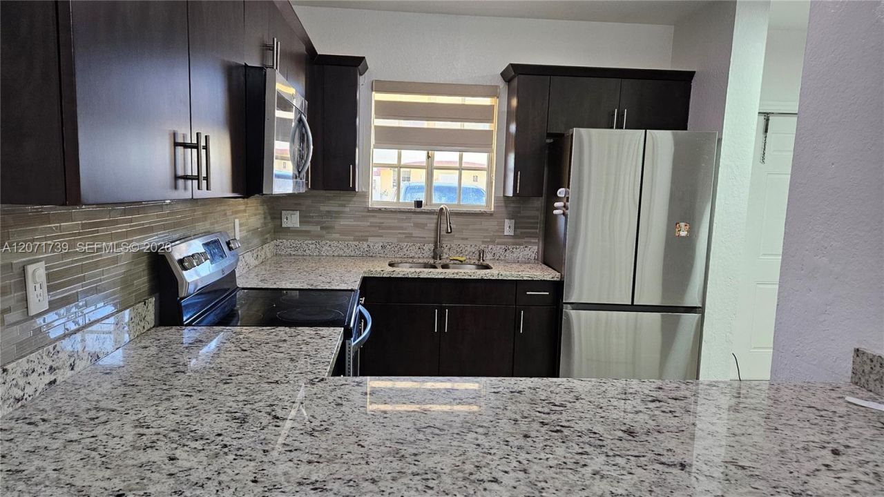 6758 NW 182nd St , Unit 101, Hialeah, FL 33015 Photo