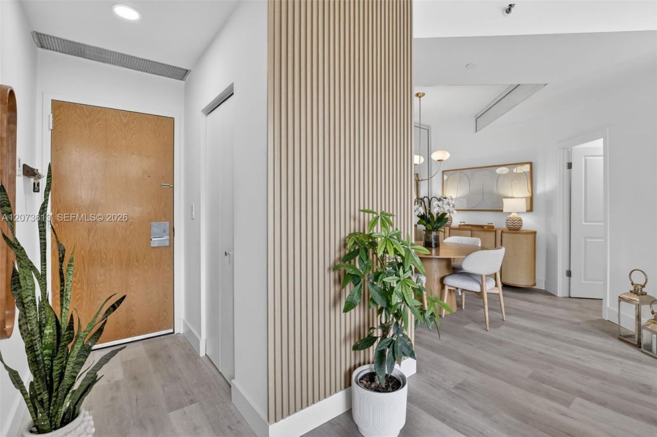 20185 E Country Club Dr , Unit 204, Aventura, FL 33180 Photo