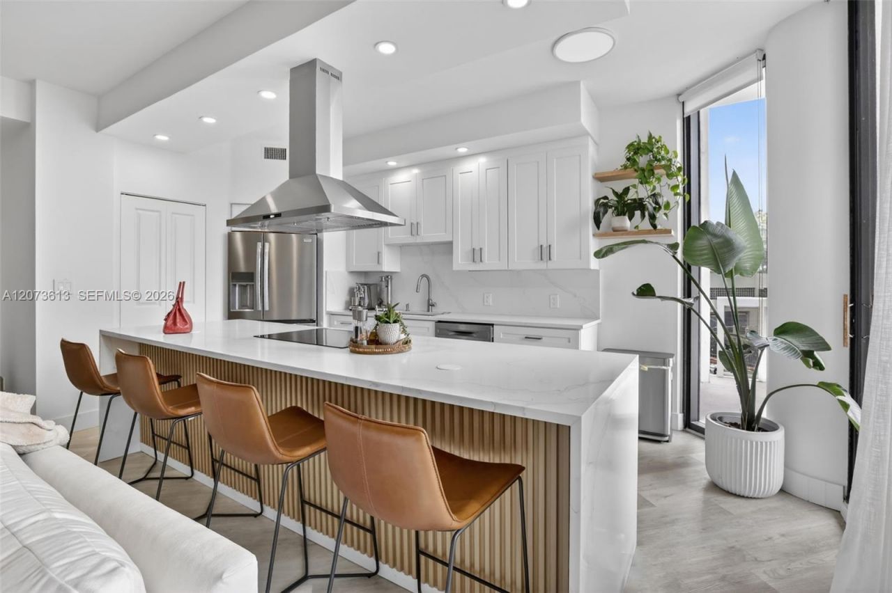 20185 E Country Club Dr , Unit 204, Aventura, FL 33180 Photo