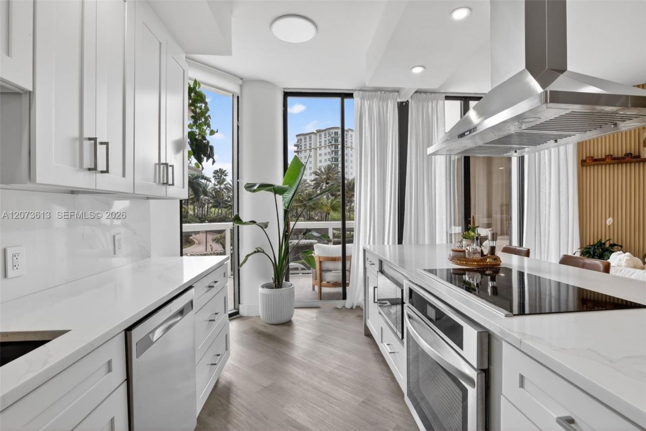 20185 E Country Club Dr , Unit 204, Aventura, FL 33180 Photo