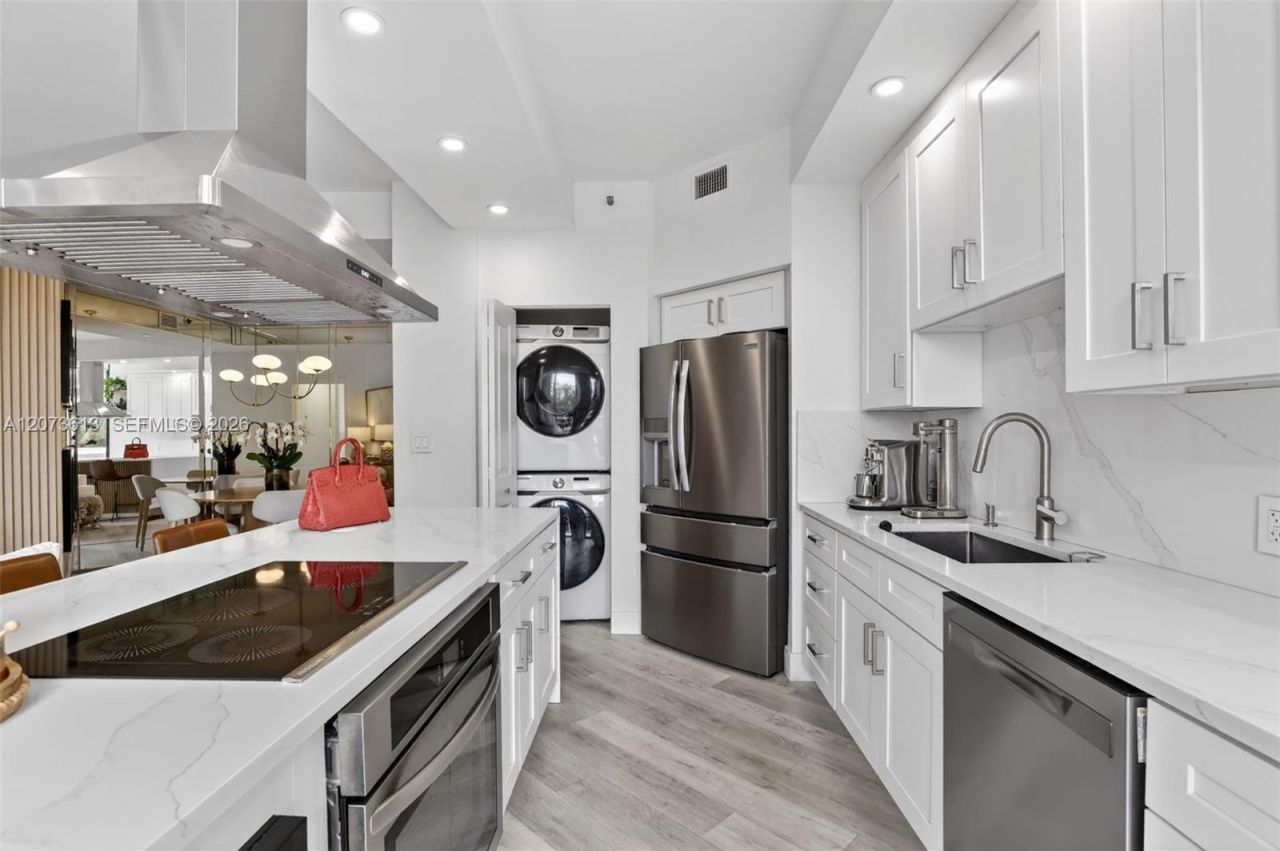 20185 E Country Club Dr , Unit 204, Aventura, FL 33180 Photo