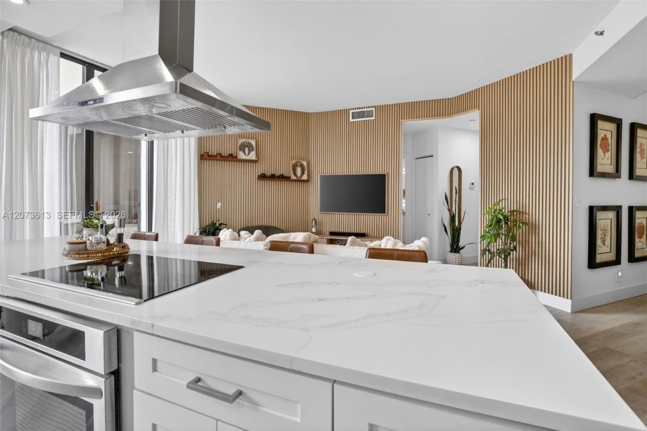 20185 E Country Club Dr , Unit 204, Aventura, FL 33180 Photo