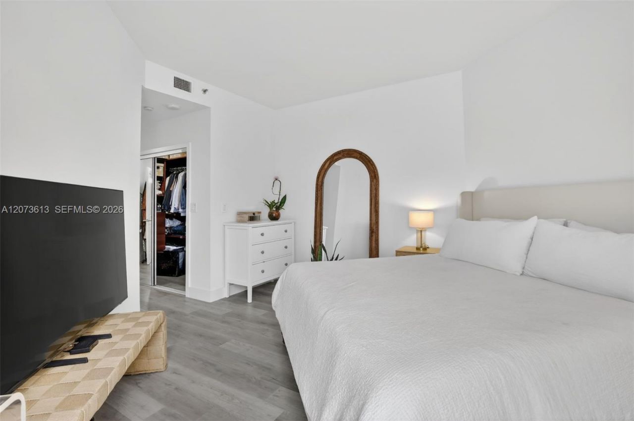 20185 E Country Club Dr , Unit 204, Aventura, FL 33180 Photo