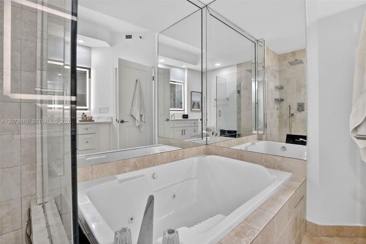 20185 E Country Club Dr , Unit 204, Aventura, FL 33180 Photo